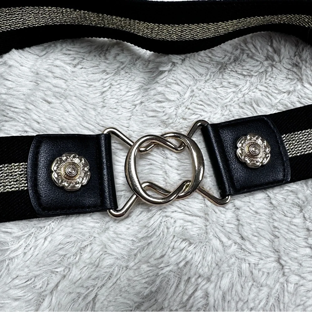 Fashionable Black with Metallic Gold Stripe  Stretchy Elastic Belt, LIKE NEW!